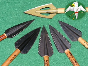 old LaFond's Lightning and Lightning Ripper broadheads in comparison to 1956 Razorhead; spot welded and copper brazed construction   © Falk 2009
